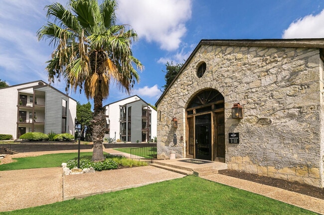 Soap Factory Apartments in San Antonio, TX - Foto de edificio - Building Photo