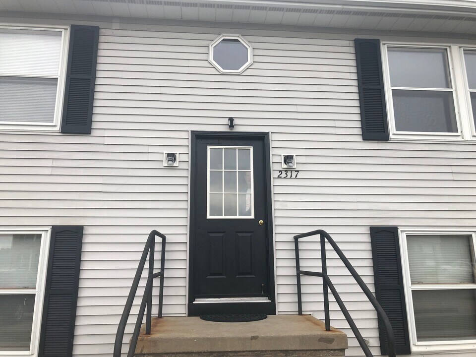 2317 Donna Maria Dr, Unit 103 in Warrenton, MO - Foto de edificio