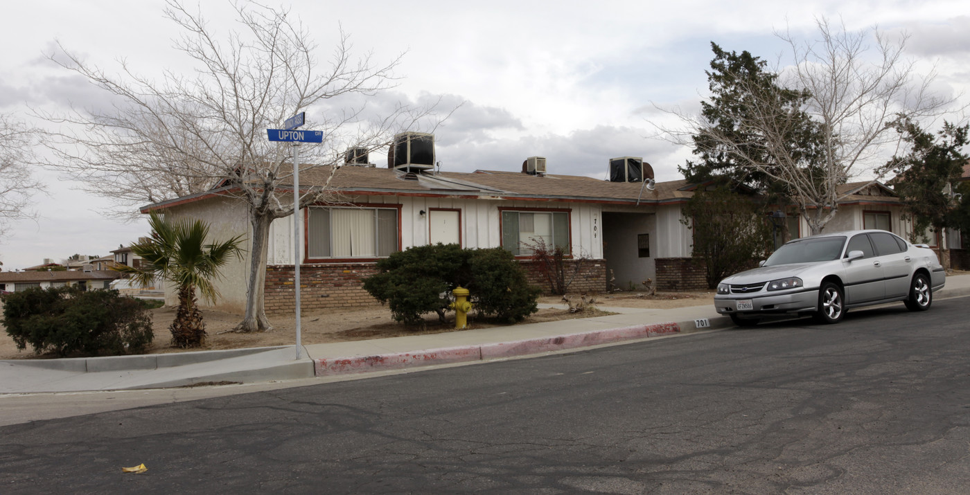 701 Upton Dr in Barstow, CA - Foto de edificio