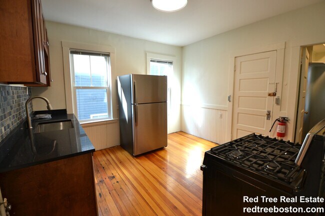 82 Montebello Rd, Unit 1 in Boston, MA - Foto de edificio - Building Photo