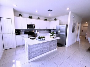 5534 NW 27th Pl in Lauderhill, FL - Foto de edificio - Building Photo