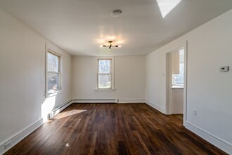 1096 W Penn Grant Rd in Lancaster, PA - Building Photo - Building Photo