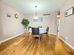 1949 Governors Ln in Hoffman Estates, IL - Building Photo - Building Photo