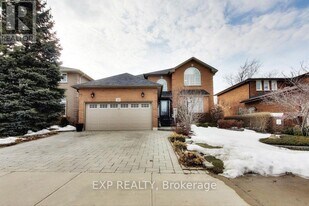12 Highbury Dr in Hamilton, ON - Building Photo