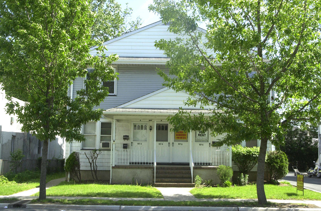 627 Bound Brook Rd in Dunellen, NJ - Building Photo