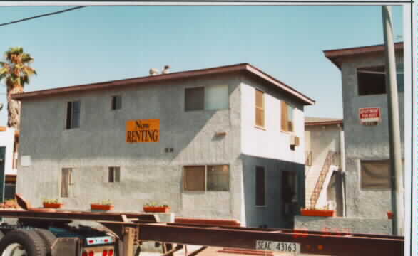 13437-13443 Vanowen St in Van Nuys, CA - Foto de edificio - Building Photo