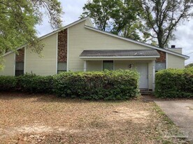 10065 Hillview Rd in Pensacola, FL - Building Photo