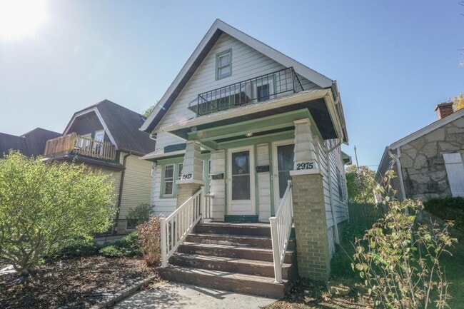 2975 N 58th St, Unit 2975 Upper in Milwaukee, WI - Foto de edificio - Building Photo