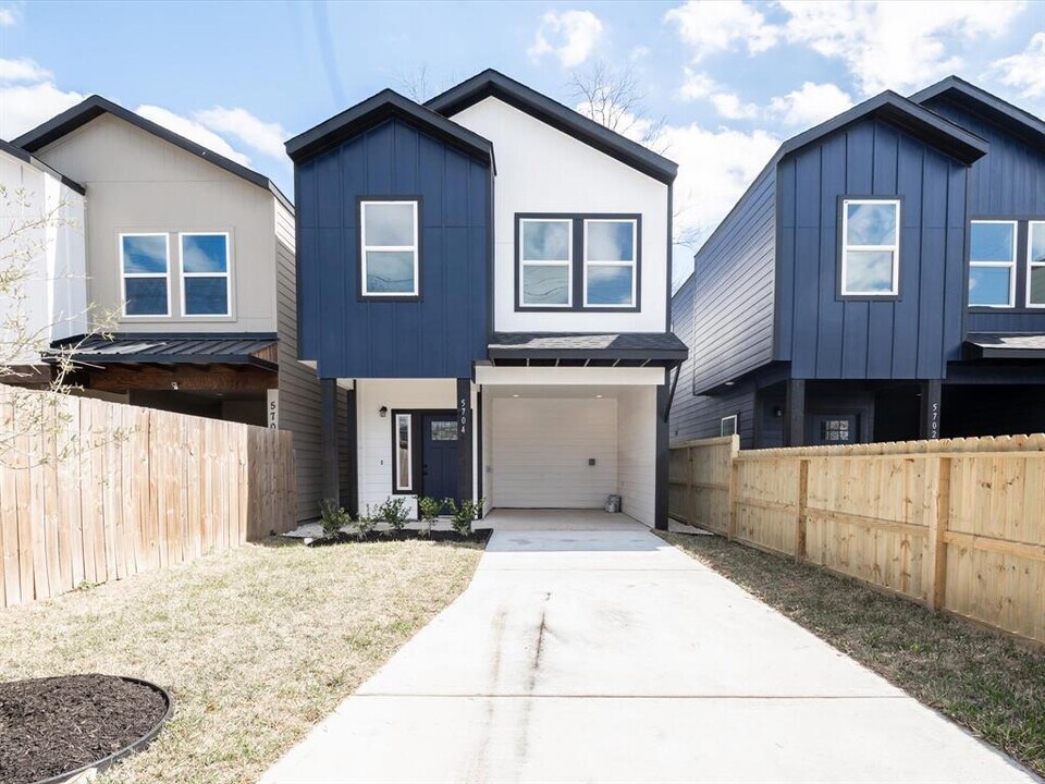 5704 Elysian St in Houston, TX - Building Photo