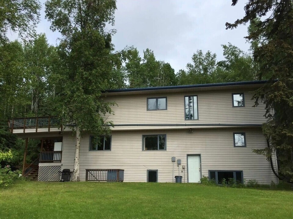 560 Wigwam Way in Fairbanks, AK - Building Photo