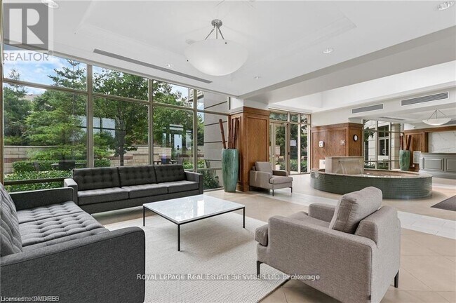 2379 Central Park Dr in Oakville, ON - Building Photo - Building Photo