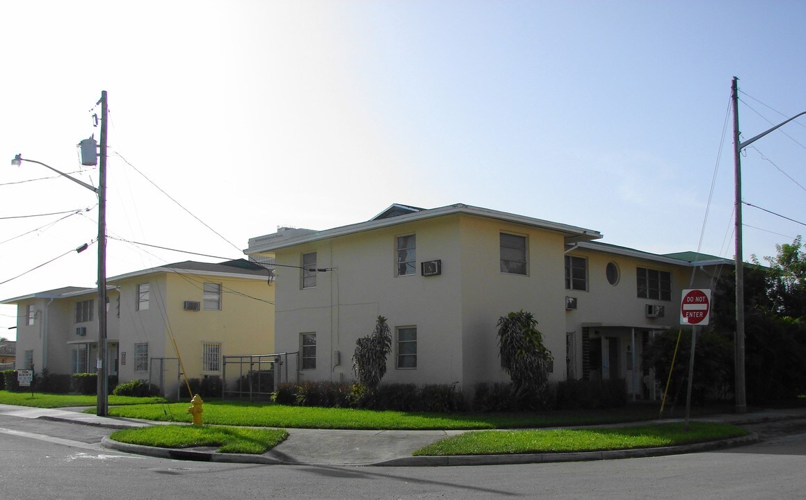 2445 10th St in Miami, FL - Building Photo