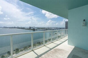 1900 N Bayshore Dr in Miami, FL - Building Photo