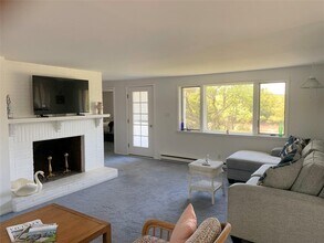 425 Lake Dr in Southold, NY - Building Photo - Building Photo