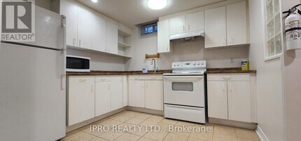 4346 Spinningdale Ct in Mississauga, ON - Building Photo - Building Photo