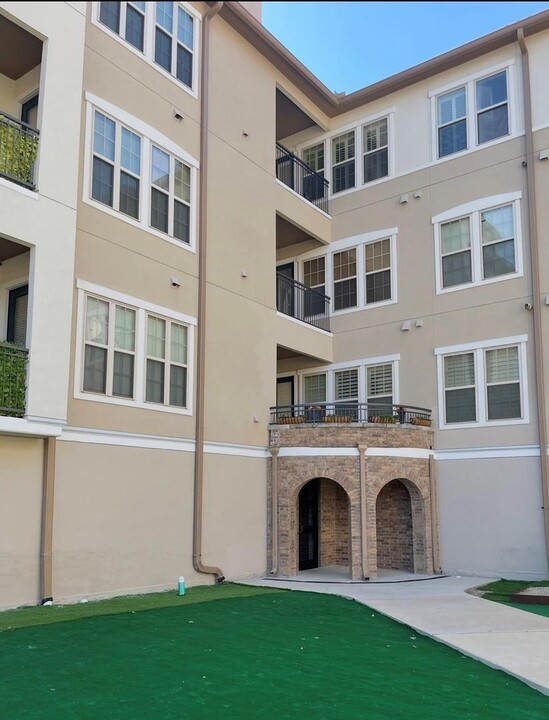 555 Via Amalfi in Irving, TX - Building Photo