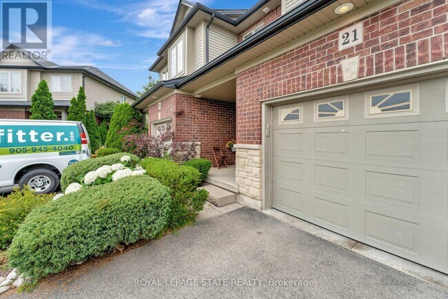 400 Stonehenge Dr in Hamilton, ON - Building Photo - Building Photo