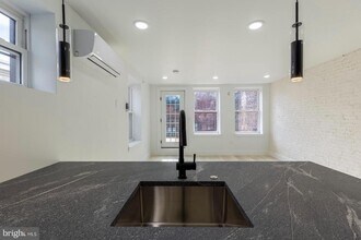 2132 Pine St, Unit 3 in Philadelphia, PA - Building Photo - Building Photo