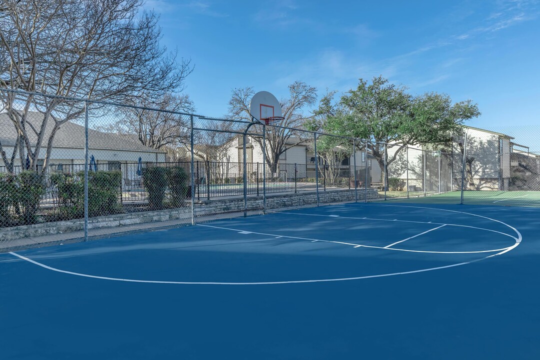 University Cove Apartments in San Antonio, TX - Building Photo