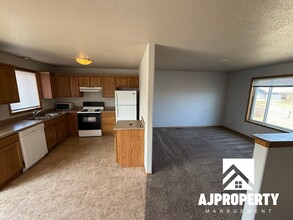 409 Cottonwood Dr in Harrisburg, SD - Building Photo - Building Photo