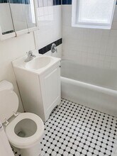 3917 N Pine Grove Ave, Unit 1W in Chicago, IL - Foto de edificio - Building Photo