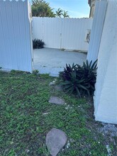 5730 NW 199th St-Unit -REAR in Hialeah, FL - Foto de edificio - Building Photo