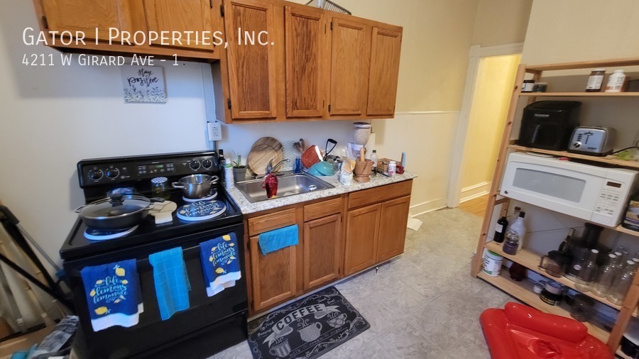 4211 W Girard Ave in Philadelphia, PA - Building Photo