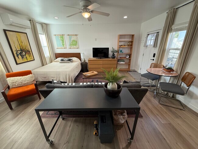 4302 1/2 Gateway Ave in Los Angeles, CA - Foto de edificio - Building Photo