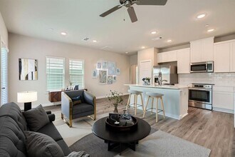 430 S Centro Cir in Shenandoah, TX - Building Photo - Building Photo