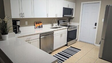 496 28th Ave N, Unit 1 in St. Petersburg, FL - Foto de edificio - Building Photo
