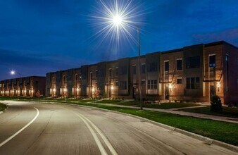 1022 SW Prairie Trail Pkwy in Ankeny, IA - Building Photo - Building Photo