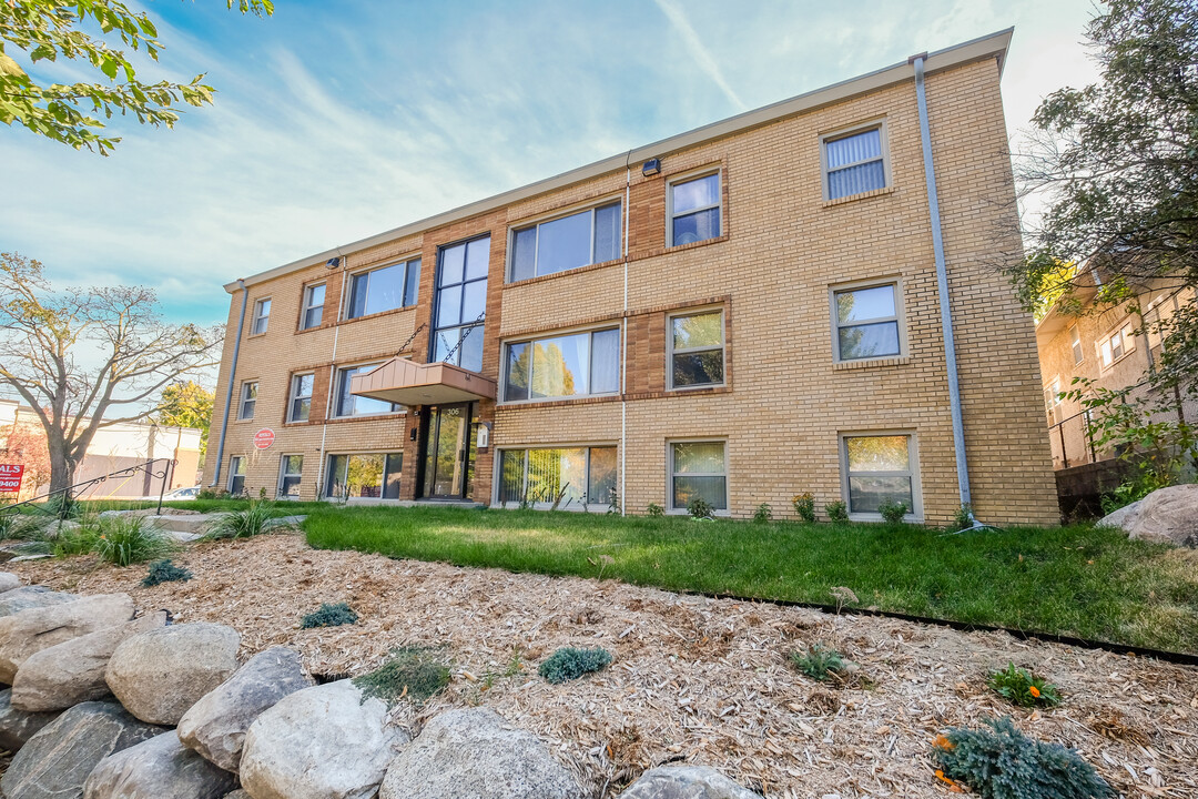 Snelling Place Apartments in St. Paul, MN - Building Photo