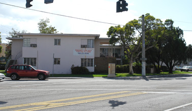 711 Beacom Blvd in Miami, FL - Building Photo - Building Photo