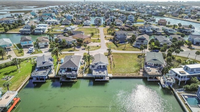 16542 E Bayside Way in Jamaica Beach, TX - Building Photo - Building Photo