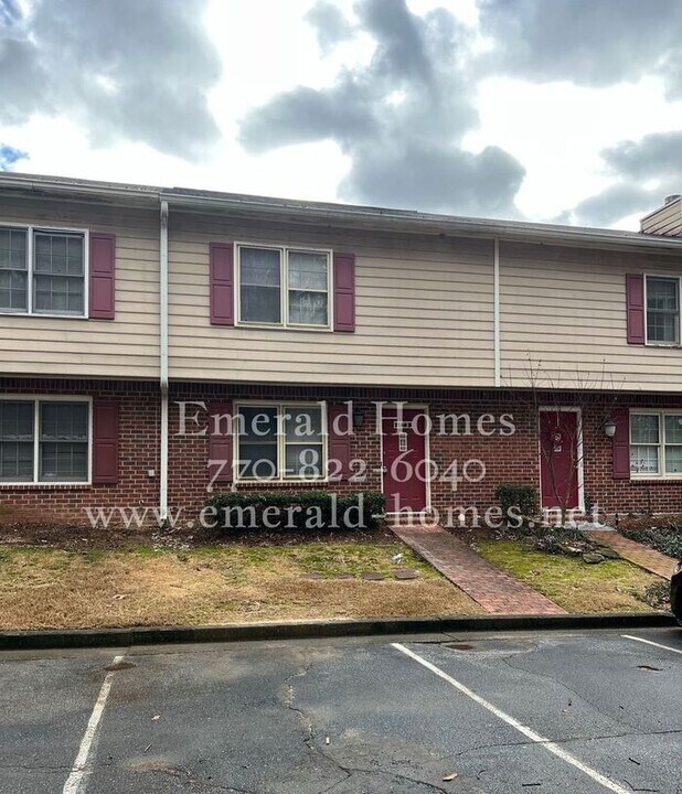 2180 Kings Gate Cir SW in Snellville, GA - Building Photo
