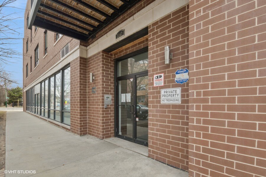 3047 N Oakley Ave, Unit #401 in Chicago, IL - Building Photo