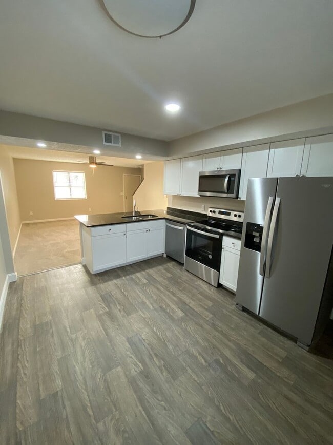property at 3243 Summerhill Ln