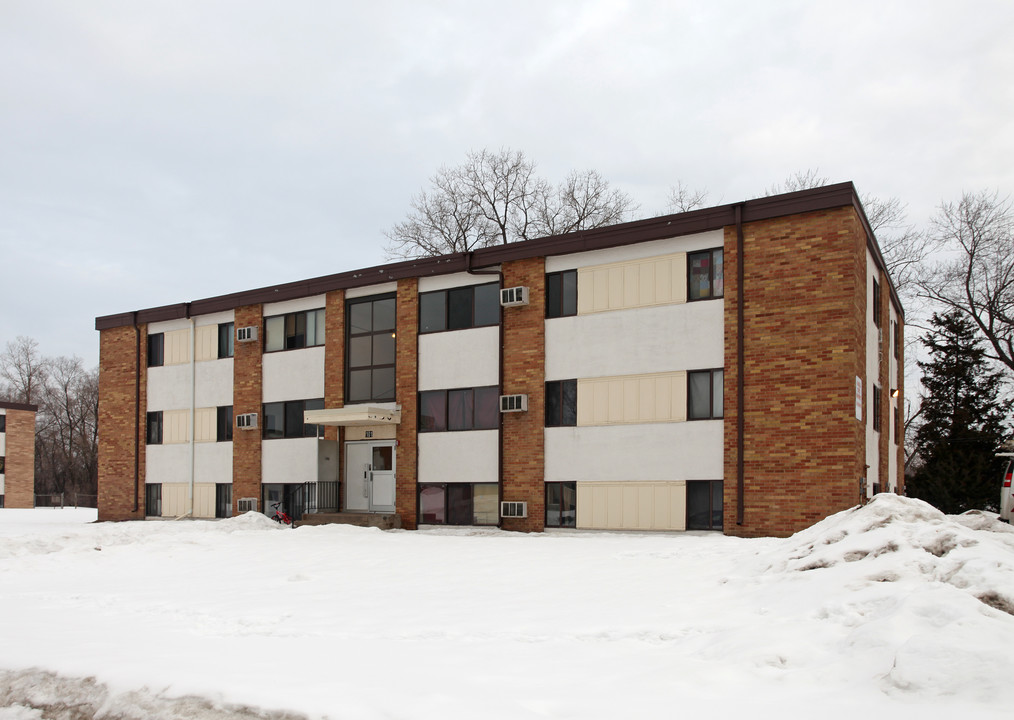 101 Charles St NE in Fridley, MN - Foto de edificio