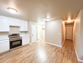 614 W Peach St in Angleton, TX - Foto de edificio - Building Photo