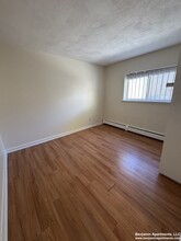 75 Gardner St, Unit 8B in Boston, MA - Building Photo - Building Photo