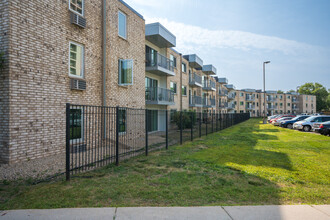 Chateau Montreal in St. Paul, MN - Building Photo - Building Photo