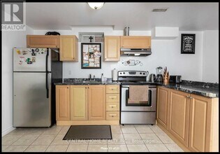 165 Flagstone Way in Newmarket, ON - Building Photo - Building Photo