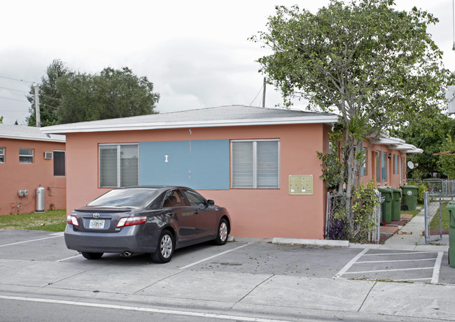 401-411 SW 57th Ave in Miami, FL - Foto de edificio - Building Photo