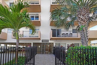1150 Collins Ave in Miami Beach, FL - Building Photo - Building Photo
