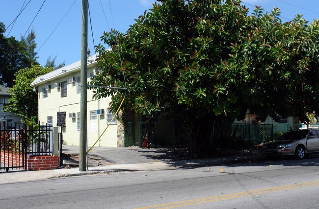 1490 NW 2nd St in Miami, FL - Building Photo - Building Photo