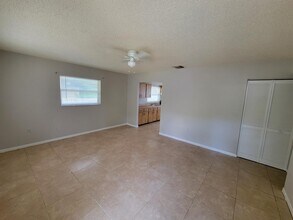 1042 Oak St in Dunedin, FL - Building Photo - Building Photo