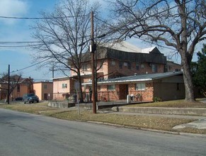 225 W Laurel St in San Antonio, TX - Foto de edificio - Building Photo