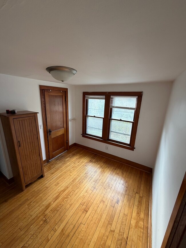 2235 Center Ave, Unit Apartment 3 in Janesville, WI - Building Photo - Building Photo