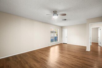 10703 Parkfield Dr in Austin, TX - Building Photo - Building Photo