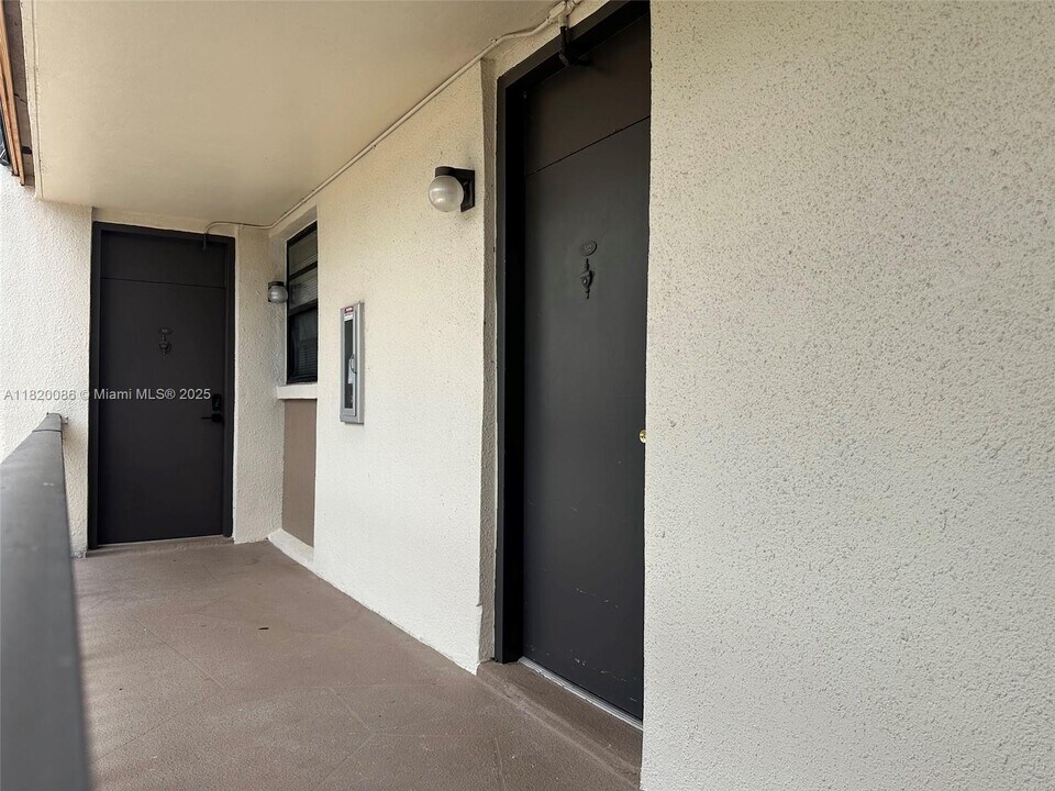 8419 Forest Hills Dr in Coral Springs, FL - Building Photo